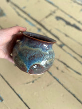 Load image into Gallery viewer, Thrown Vase