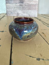 Load image into Gallery viewer, Thrown Vase